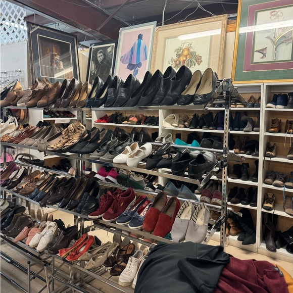 Meet your Posher, Megan - Picture 3 of 7